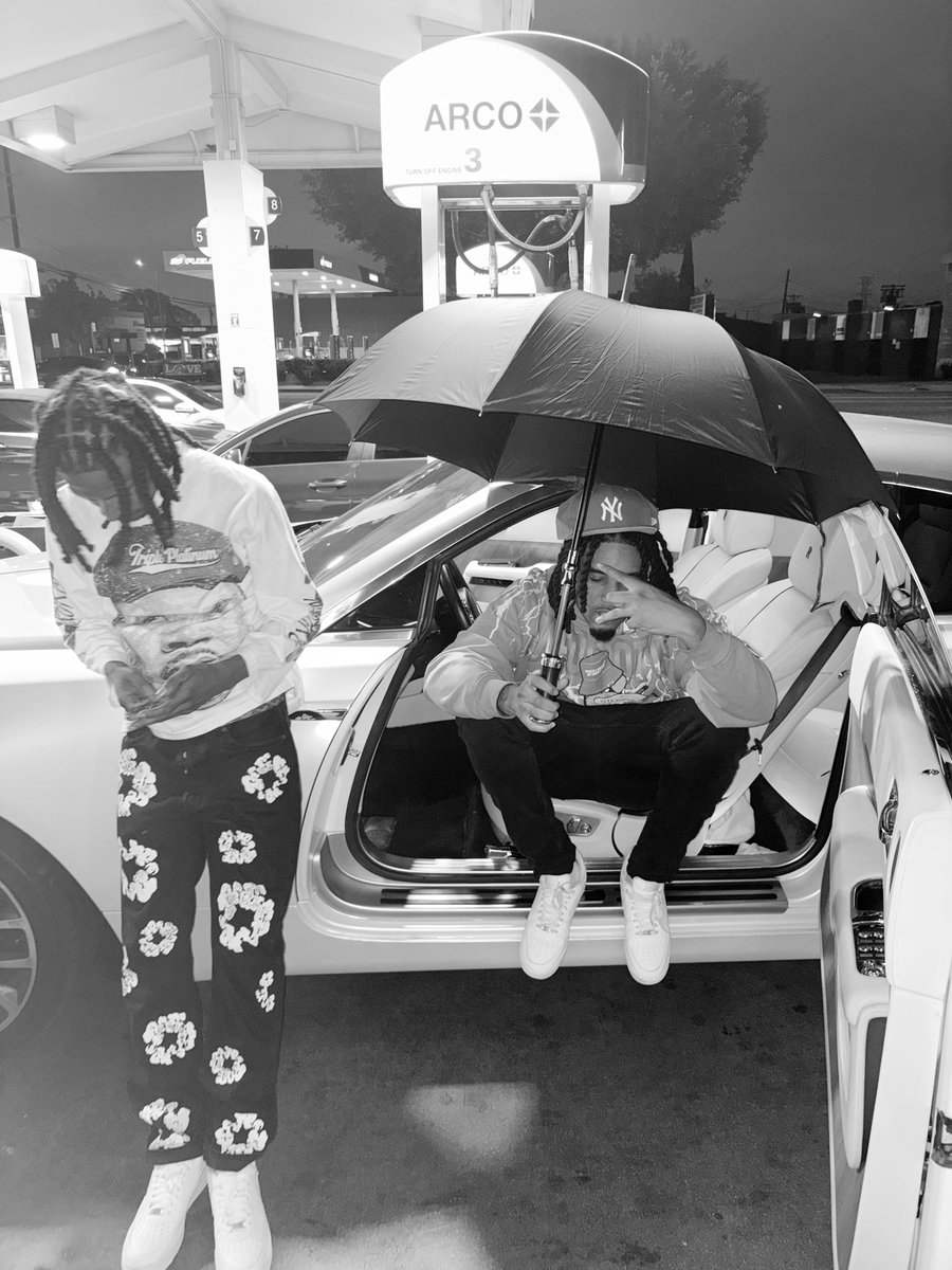 Donweez032's tweet photo. I know if I fall off they gone treat me like I’m nothin🏌🏾‍♂️ https://t.co/SdF3Cbv1Xd