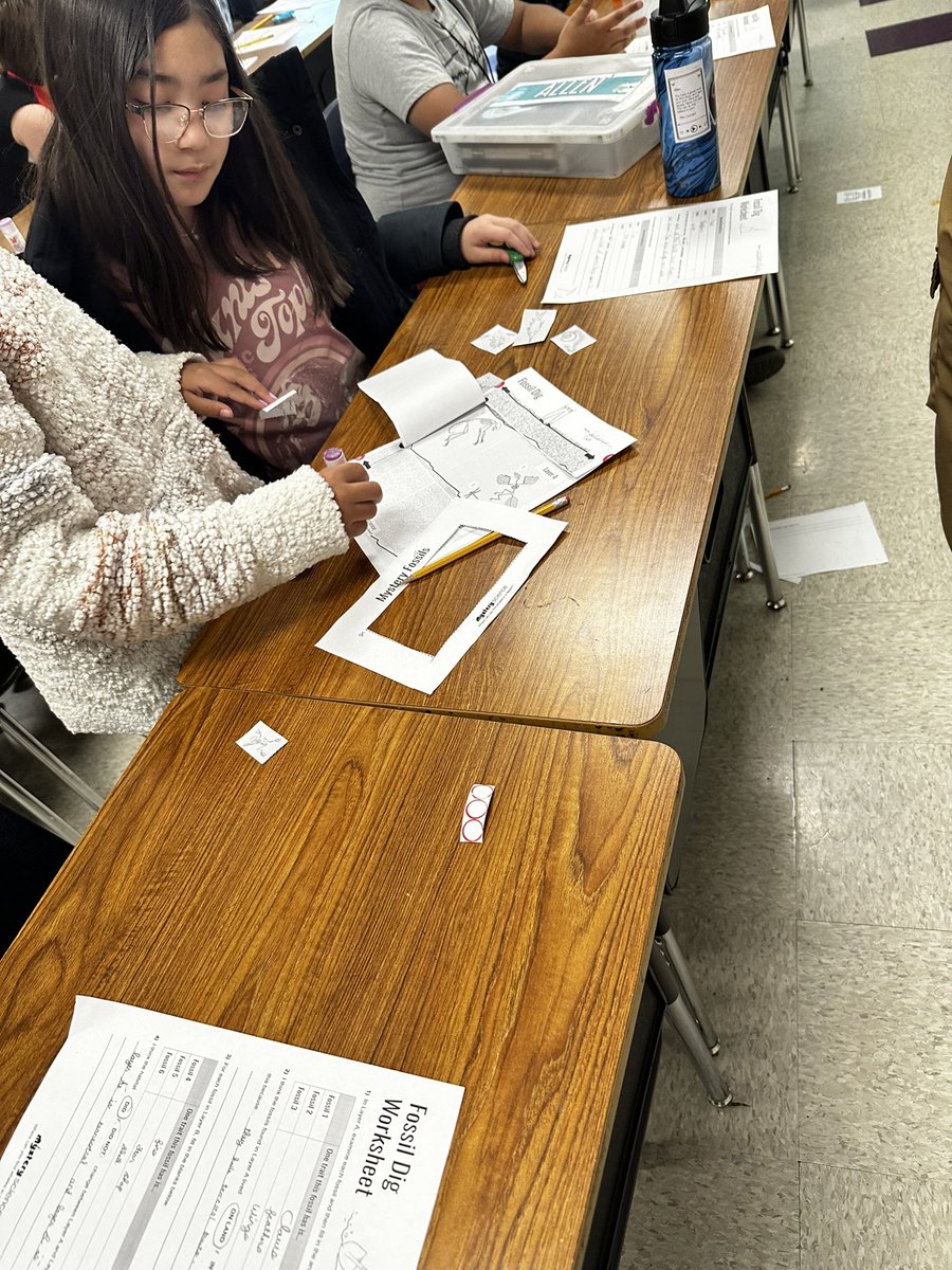jessicablanca's tweet image. 4th grade students discover how fossils reveal changes in habitat over time through Mystery Science’s Fossil Dig Activity to answer the question “Where can you find whales in a desert?” @DiscoveryEd @MysterySci @thorntontbirds @TISD_DLD #sciencerocks #STEMEducation