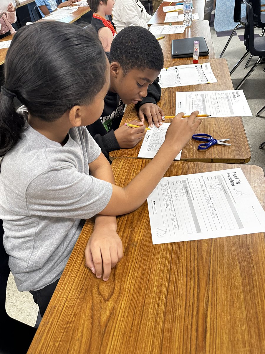 jessicablanca's tweet image. 4th grade students discover how fossils reveal changes in habitat over time through Mystery Science’s Fossil Dig Activity to answer the question “Where can you find whales in a desert?” @DiscoveryEd @MysterySci @thorntontbirds @TISD_DLD #sciencerocks #STEMEducation