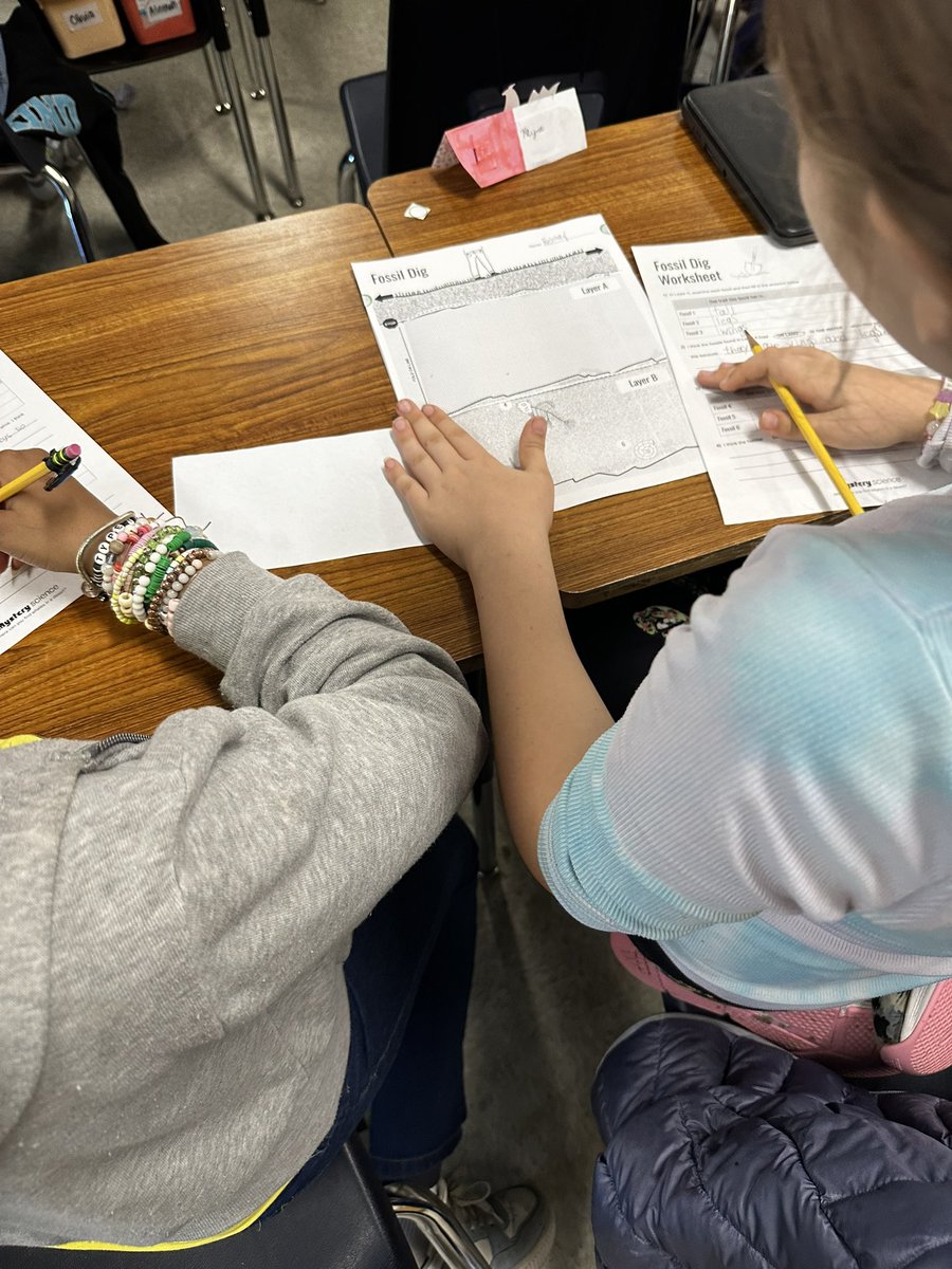jessicablanca's tweet image. 4th grade students discover how fossils reveal changes in habitat over time through Mystery Science’s Fossil Dig Activity to answer the question “Where can you find whales in a desert?” @DiscoveryEd @MysterySci @thorntontbirds @TISD_DLD #sciencerocks #STEMEducation