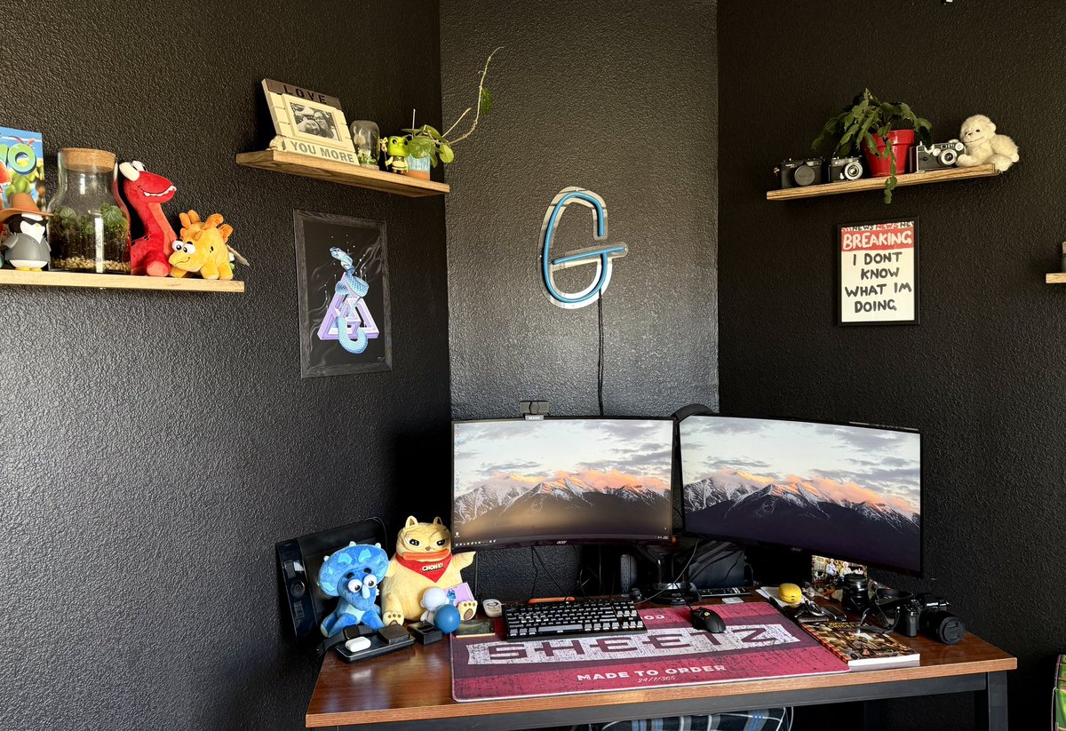 Finally got some little pieces to hang on my office walls. Now we’re set! 🙌