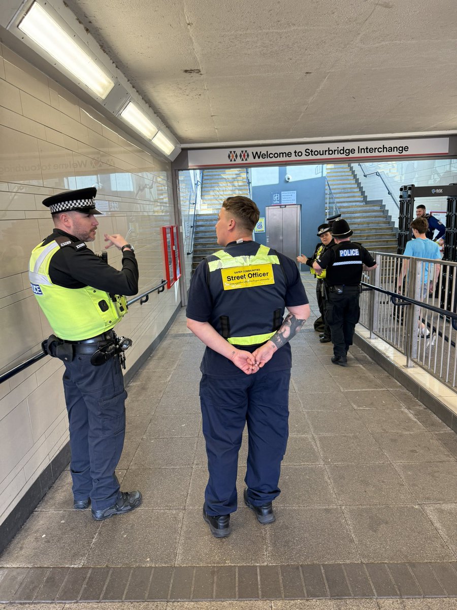 Stourbridge Neighbourhood Team 3 have ended Op Advance with a Joint Patrol with Dudley Street Officer. Key joint working like this is essential to support community concerns 👍🏽 #OpAdvance