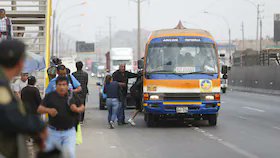 Curioso que los transportistas, supuestamente extorsionados, vayan a protestar al Congreso pero no a la Fiscalía o al Poder Judicial, que son los instituciones que liberan a los delincuentes.Tampoco a las ONGs que son sus defensores más acérrimos.
 #ParoDeTransportistas