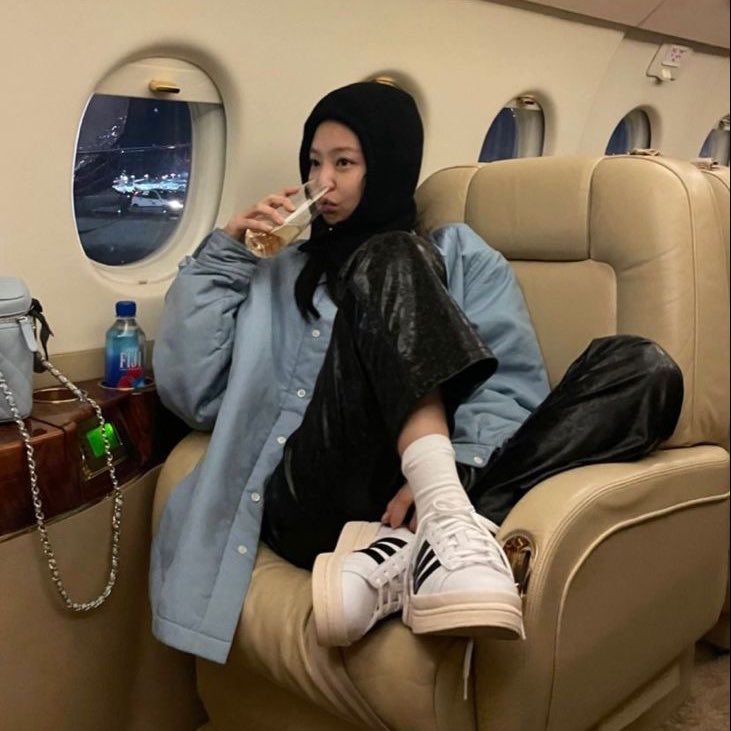 lyxylie's tweet image. guess where 🤓 (oliver serious man in shorts)