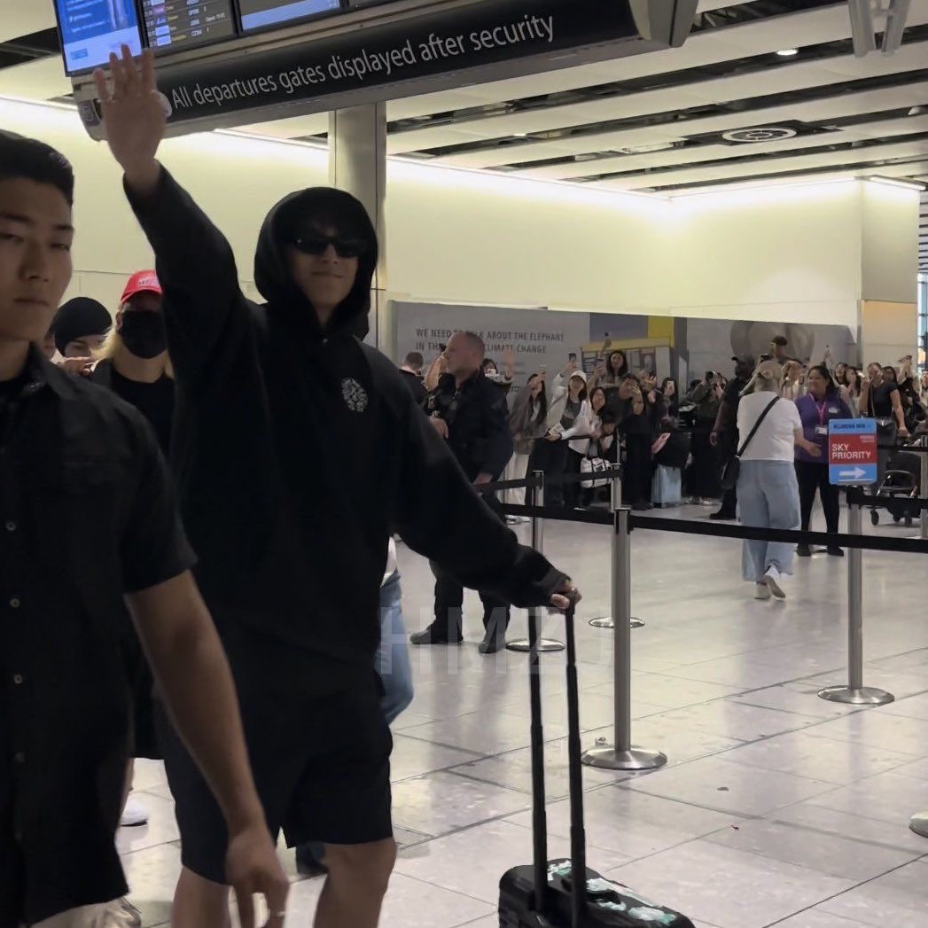 lyxylie's tweet image. guess where 🤓 (oliver serious man in shorts)