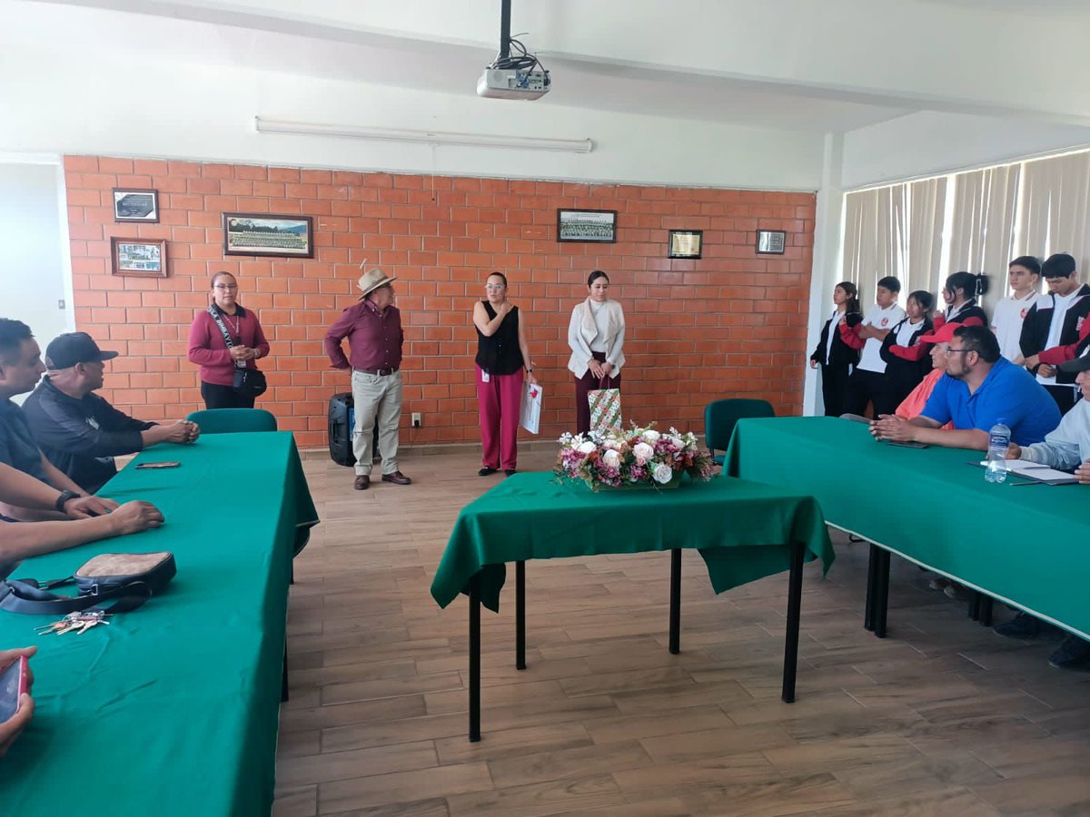 escuela_273's tweet photo. La institución entregó un reconocimiento al C. Jorge Armando Chávez G., 1° delegado de Santa María Atarasquillo, en agradecimiento al apoyo y gestiones realizadas para beneficio de la infraestructura de la EPO273 a lo largo de su administración como autoridad 7/4/25 #SoyOcelote https://t.co/0iJXV6saV3