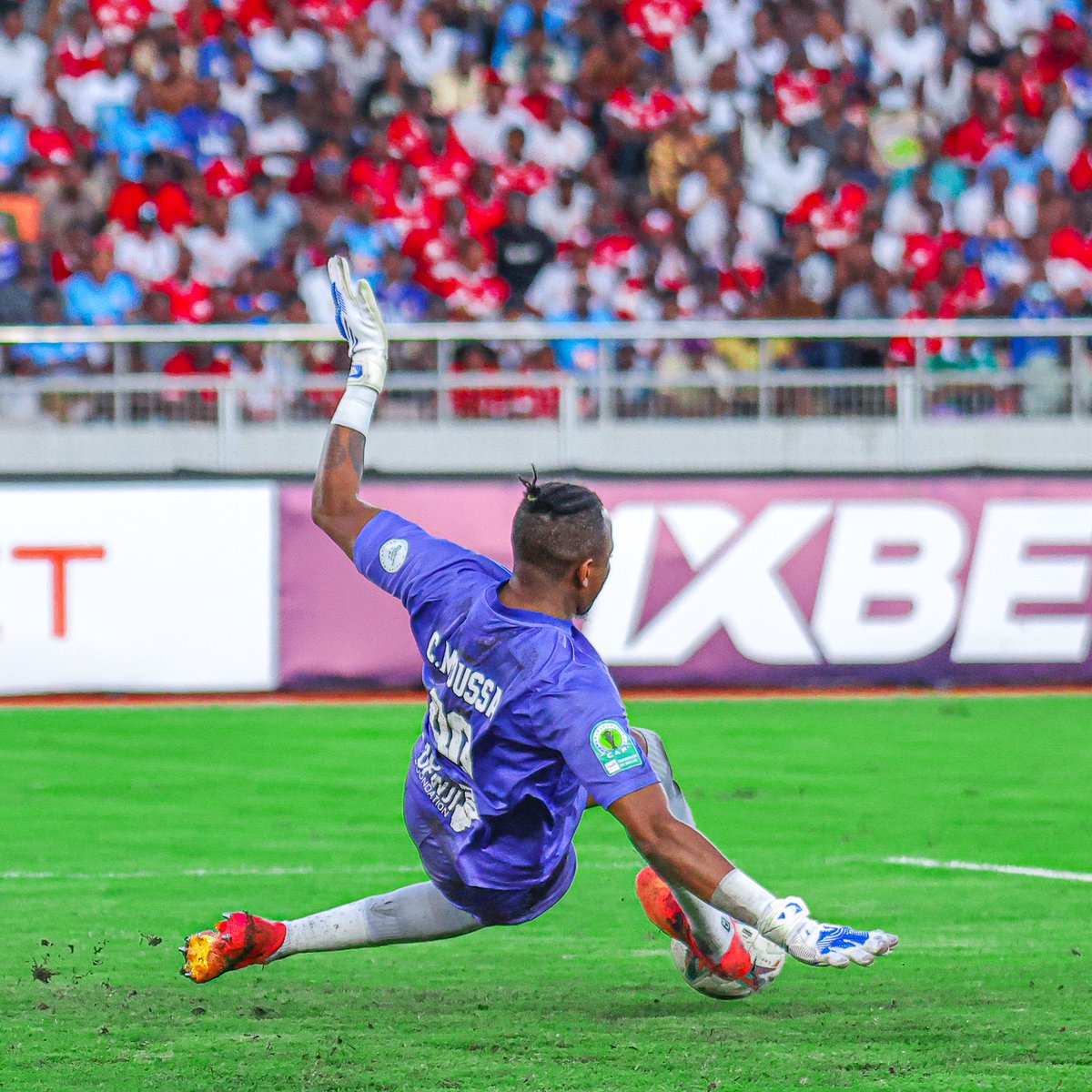 SimbaSCTanzania's tweet photo. 📸 Mikwaju ya penati zilizotupeleka nusu fainali ya Kombe la Shirikisho Afrika.

Hali yako ilikuwaje muda wa kupiga penati? #WenyeNchi #NguvuMoja https://t.co/gb263i642M