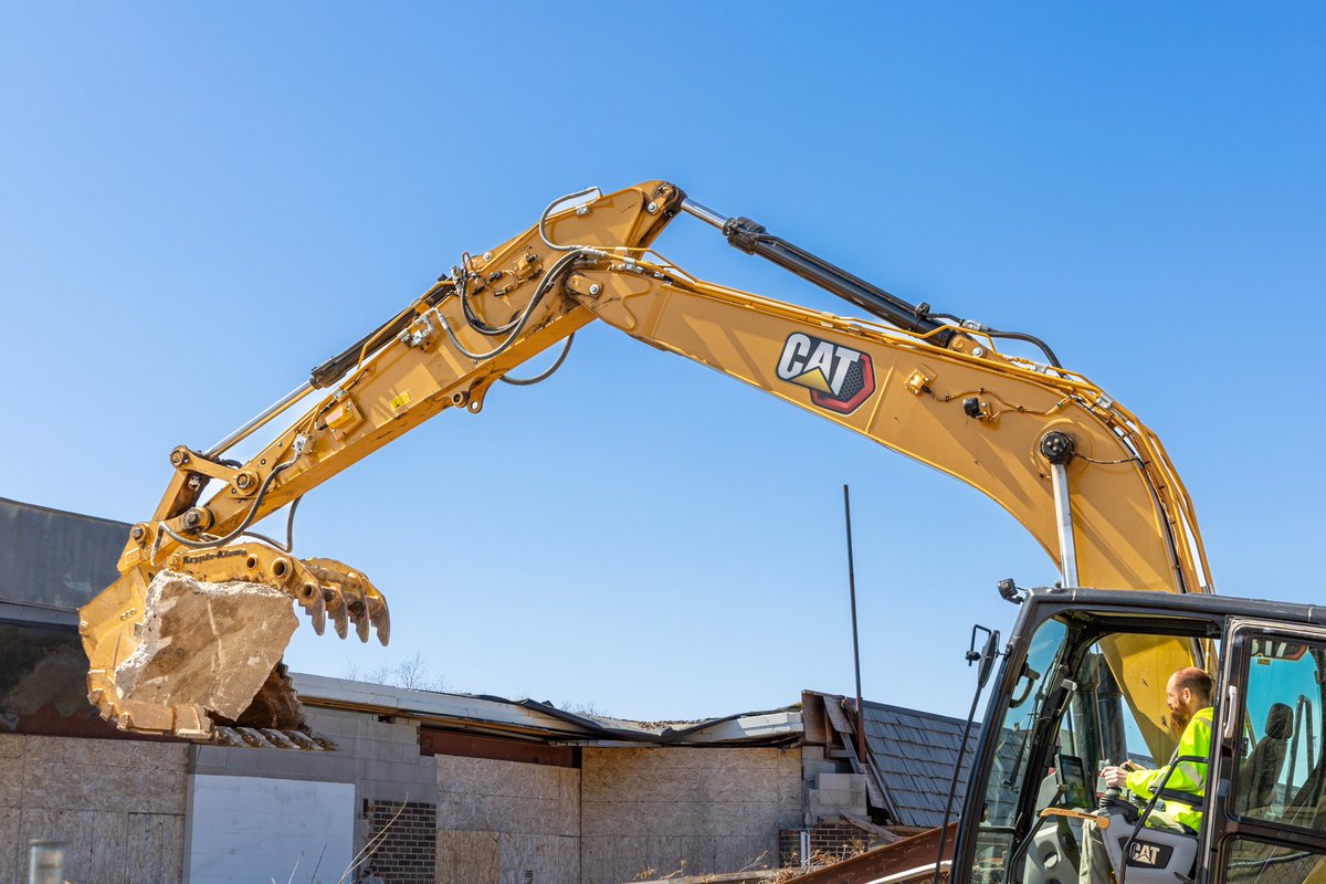 Big toys for big fun 🏗️
Demo day for Riverview Center in Burnsville today

#demolition #Construction #minnesota