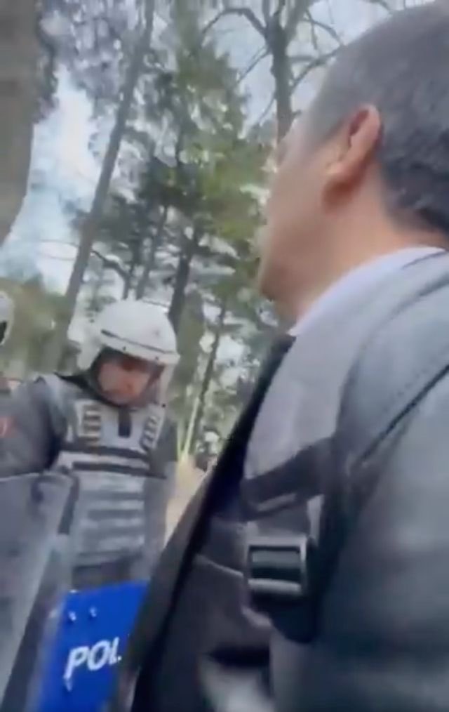 solaRagmen's tweet photo. Erkan Baş konuşurken onu ve gençleri ablukaya alan çevik kuvvet polis memurunun utancı. 

Bu iktidar bu halkın gariban çocuklarının başını öne eğdirdi. https://t.co/lWMOBdTO6p