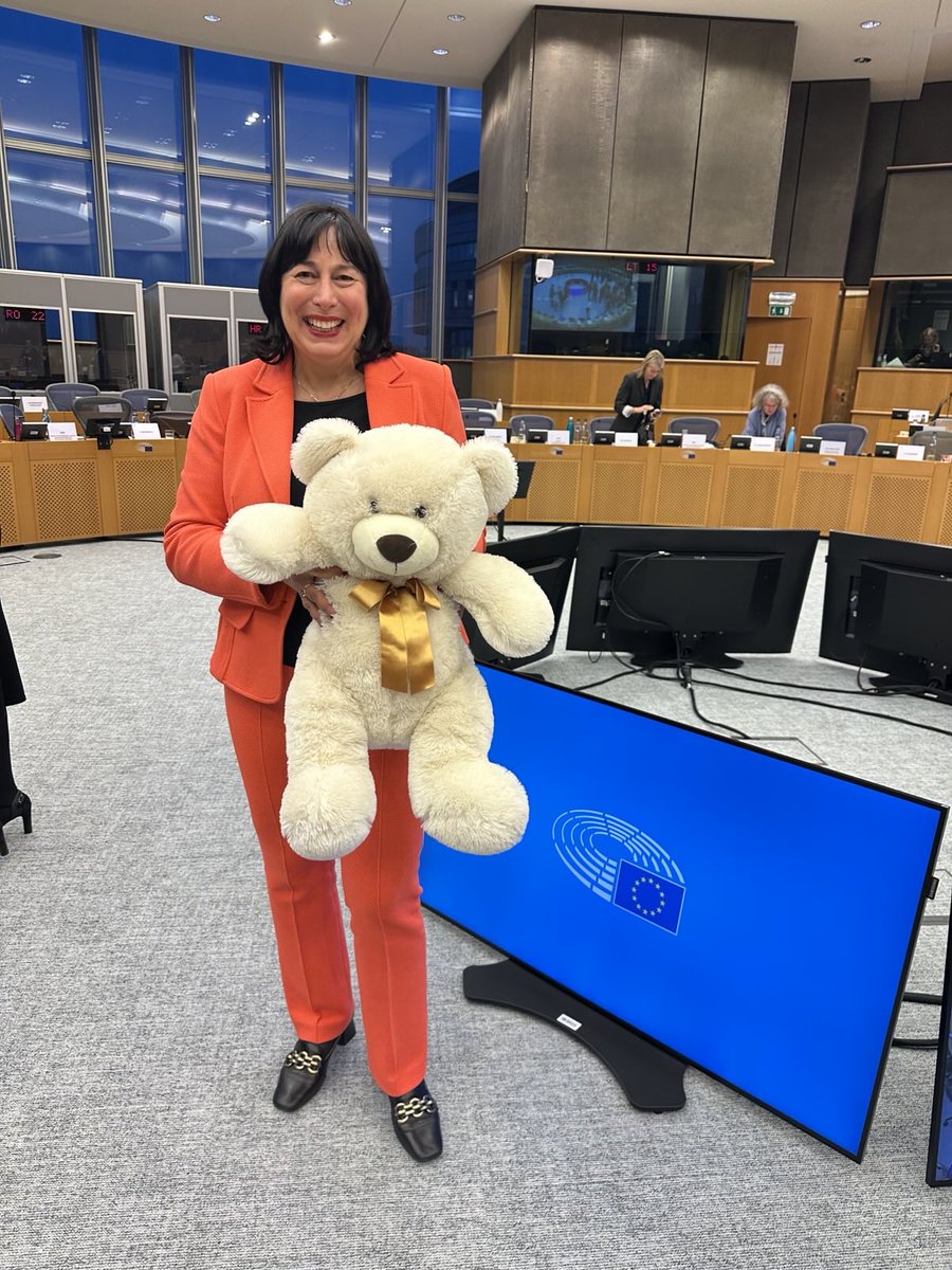 Marion Walsmann (@marionwalsmann) on Twitter photo Geschafft! Nach intensiven Trilog-Verhandlungen ist die neue #Spielzeugsicherheitsverordnung unter Dach und Fach. Sie setzt in vielerlei Hinsicht ein starkes Zeichen ─ für den Schutz unserer Kinder, fairen Wettbewerb und den Wirtschaftsstandort Europa 🇪🇺. <a href="/POLITICOEurope/">POLITICOEurope</a> Geschafft! Nach intensiven Trilog-Verhandlungen ist die neue #Spielzeugsicherheitsverordnung unter Dach und Fach. Sie setzt in vielerlei Hinsicht ein starkes Zeichen ─ für den Schutz unserer Kinder, fairen Wettbewerb und den Wirtschaftsstandort Europa 🇪🇺. <a href="/POLITICOEurope/">POLITICOEurope</a>