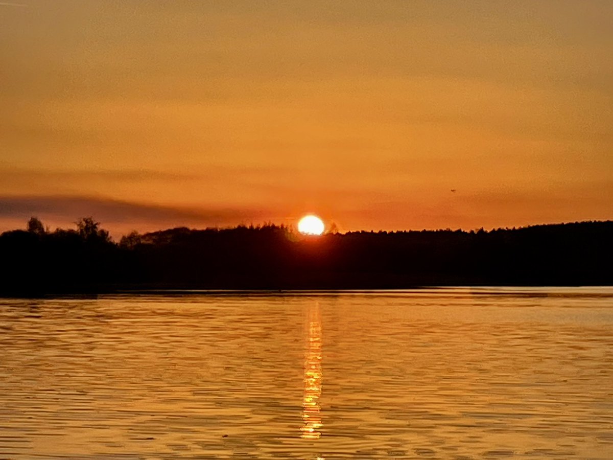Tonight’s sun setting on Wintersett Reservoir Wakefield <a href="/WkfdOfficial/">Wakefield Official News</a> <a href="/WakeExpress/">Wakefield Express</a> <a href="/Expwakefield/">Experience Wakefield</a> <a href="/PandCExpress/">Pont & Cas Express</a> <a href="/Hudsonweather/">Paul Hudson</a> <a href="/KeeleyDonovan/">Keeley Donovan</a> <a href="/katerinaweather/">Katerina Christodoulou</a> <a href="/EmmanuelleLhoni/">Emmanuelle Lhoni</a> <a href="/BBCLookNorth/">BBC Yorkshire</a> <a href="/bbcweather/">BBC Weather</a> <a href="/BBCWthrWatchers/">BBC Weather Watchers</a> <a href="/BBCNews/">BBC News (UK)</a>