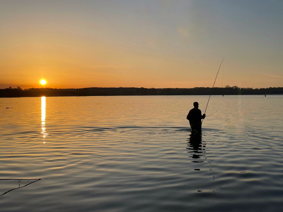 Steve7Best7's tweet photo. Tonight’s sun setting on Wintersett Reservoir Wakefield @WkfdOfficial @WakeExpress @Expwakefield @PandCExpress @Hudsonweather @KeeleyDonovan @katerinaweather @EmmanuelleLhoni @BBCLookNorth @bbcweather @BBCWthrWatchers @BBCNews https://t.co/W9UMULjSpW