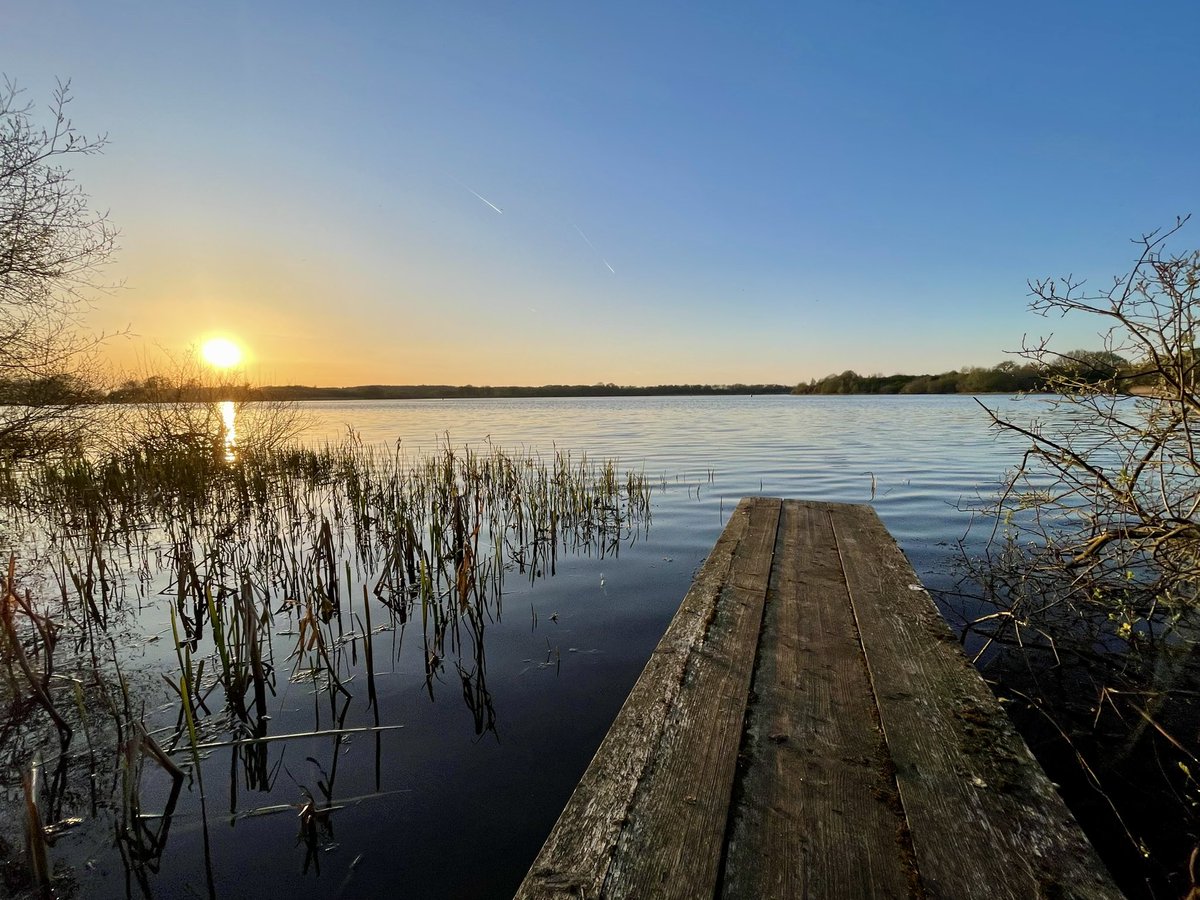 Steve7Best7's tweet photo. Tonight’s sun setting on Wintersett Reservoir Wakefield @WkfdOfficial @WakeExpress @Expwakefield @PandCExpress @Hudsonweather @KeeleyDonovan @katerinaweather @EmmanuelleLhoni @BBCLookNorth @bbcweather @BBCWthrWatchers @BBCNews https://t.co/W9UMULjSpW
