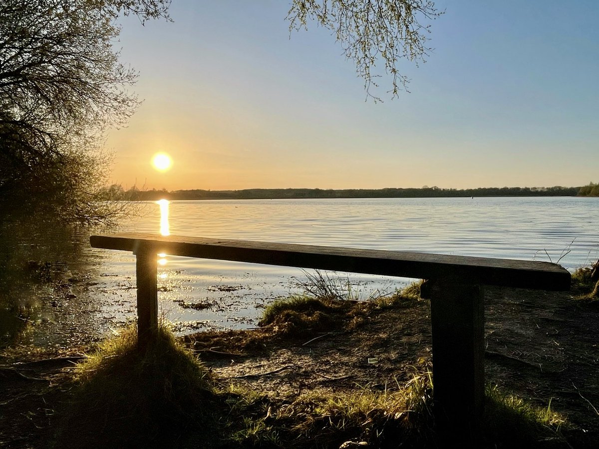 Steve7Best7's tweet photo. Tonight’s sun setting on Wintersett Reservoir Wakefield @WkfdOfficial @WakeExpress @Expwakefield @PandCExpress @Hudsonweather @KeeleyDonovan @katerinaweather @EmmanuelleLhoni @BBCLookNorth @bbcweather @BBCWthrWatchers @BBCNews https://t.co/W9UMULjSpW