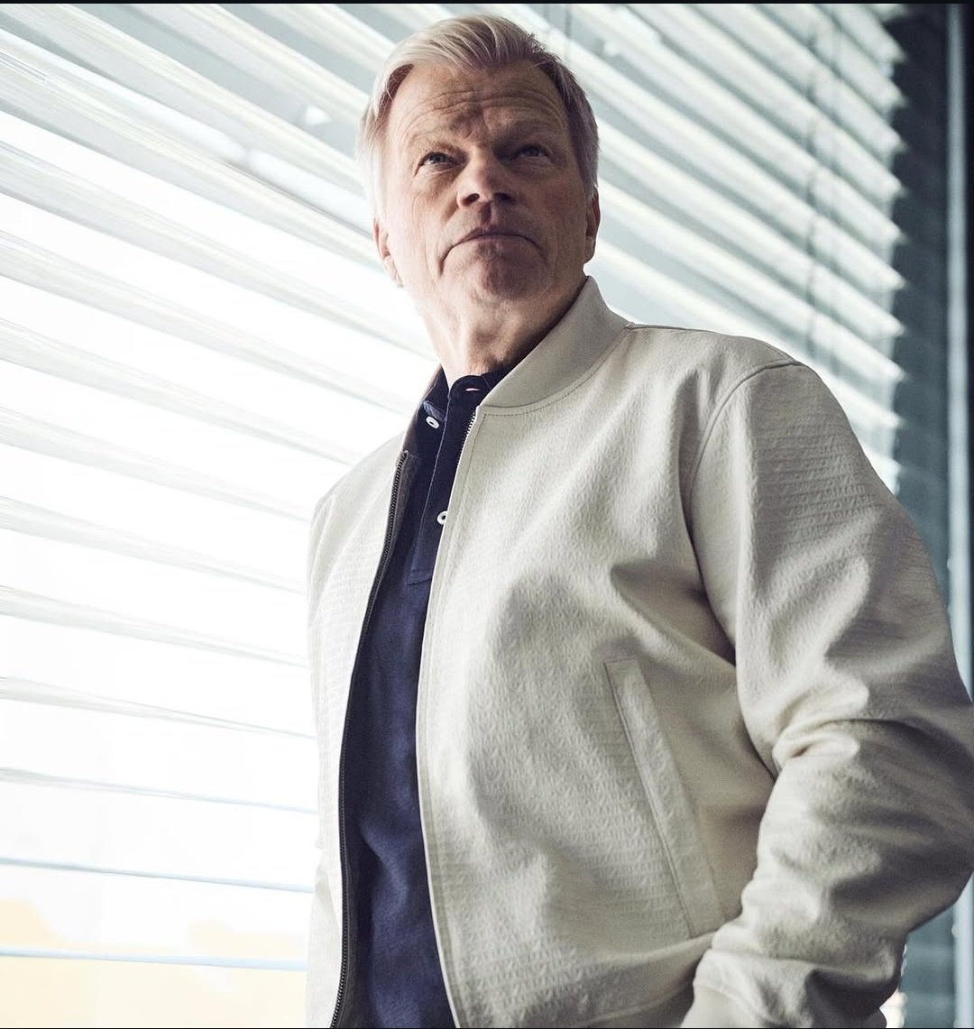 oliverkahnreal's tweet photo. Have white t-shirts been worn? #koloğlundaneoluyor https://t.co/eDeuGgGBG7