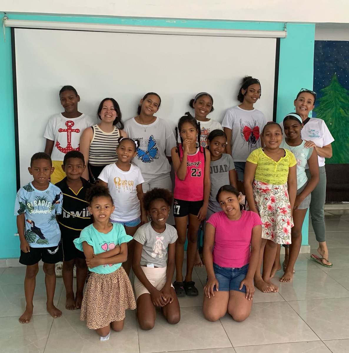 DoveMissionsOrg's tweet photo. Caroline came back! 🤩 Thanks to our return visitor who spent a few days with our Dove kids 🤗

If you haven’t been to Dove &amp; are curious 🙂 see what volunteer opps exist: https://t.co/WdAN9rWj78

#DoveLove #sharingiscaring #education #LifeStyleHolidaysVacationClub https://t.co/wOZo10wk9L