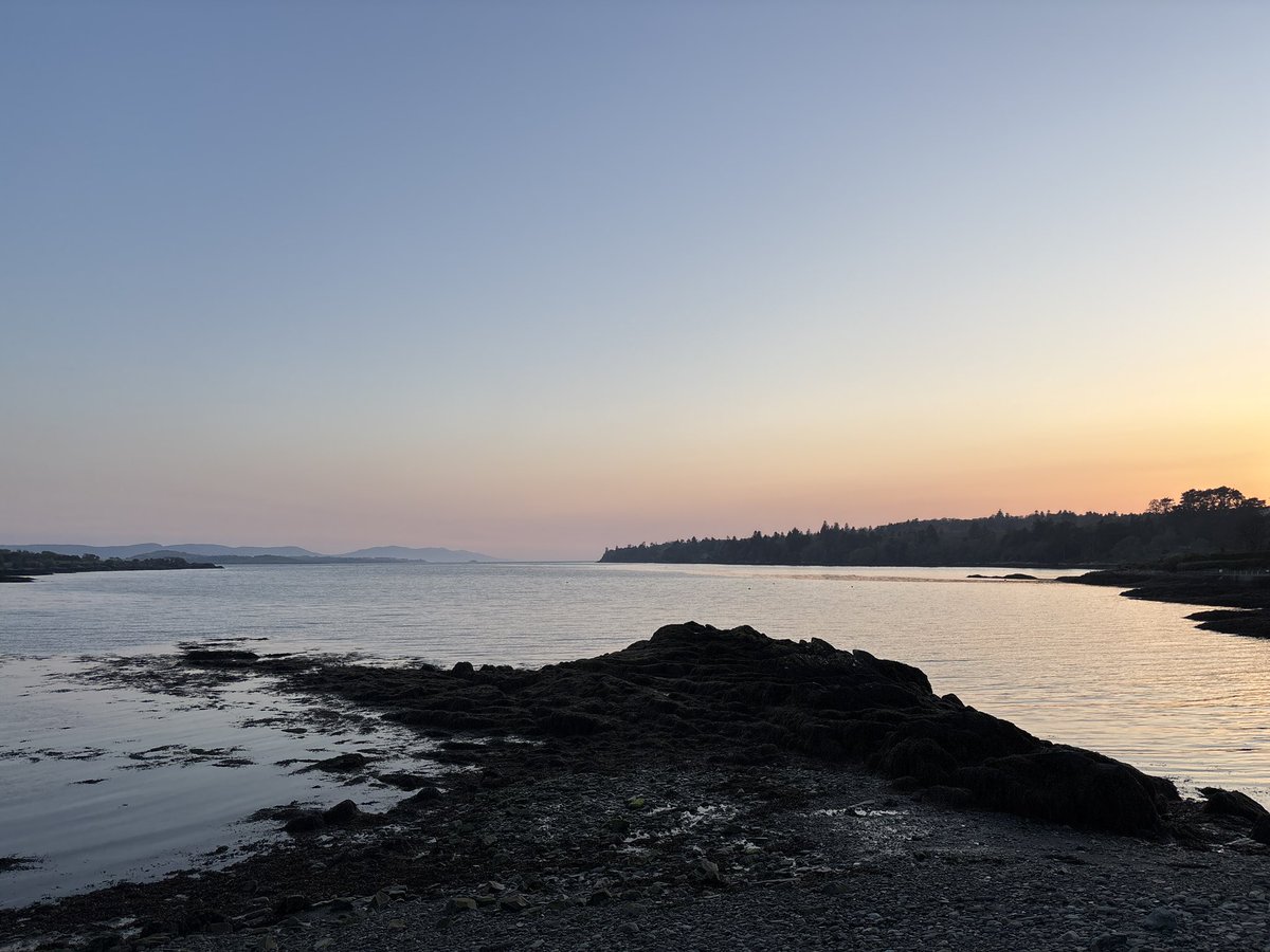 levisart's tweet photo. Beautiful evening here in Bantry  @pure_cork @corkbeo @wildatlanticway @SouthernStarIRL @westcork https://t.co/qdFs1SWo5f