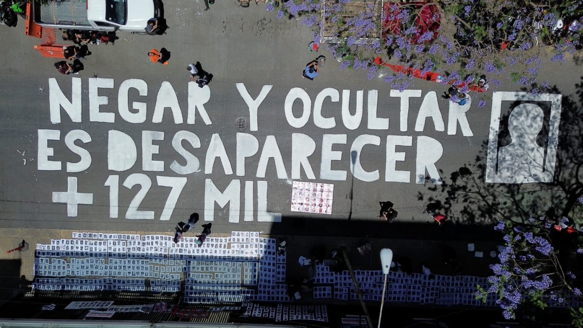 adondevanlosdesaparecidos.org (@desaparecerenmx) on Twitter photo Así quedó hoy el <a href="/senadomexicano/">Senado de México</a> tras la clausura simbólica de las familias de personas desaparecidas por -explicaron- "sus ataques a la #ONU y la falta de voluntad real por atender las +de127mil desapariciones en nuestro país". Por su #negacionismo
(📸<a href="/alexmelon/">Alejandro Meléndez @alexmelon.bsky.social</a>/<a href="/PeriodistasU/">Periodistas Unidos</a>) Así quedó hoy el <a href="/senadomexicano/">Senado de México</a> tras la clausura simbólica de las familias de personas desaparecidas por -explicaron- "sus ataques a la #ONU y la falta de voluntad real por atender las +de127mil desapariciones en nuestro país". Por su #negacionismo
(📸<a href="/alexmelon/">Alejandro Meléndez @alexmelon.bsky.social</a>/<a href="/PeriodistasU/">Periodistas Unidos</a>)