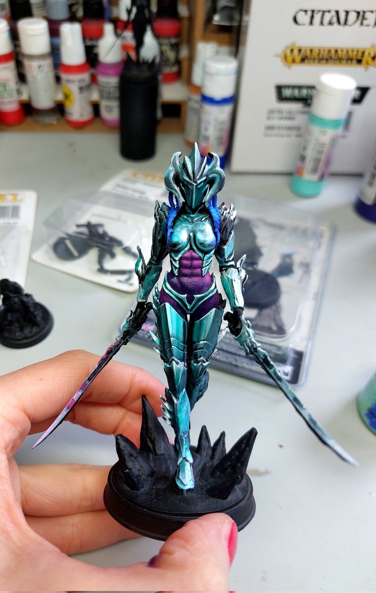 I painted her on my NMM Workshop in my beautiful home town. I will finish her now for my collection ❤️

#scifi #nmm #nonmetallicmetal #miniaturepainting