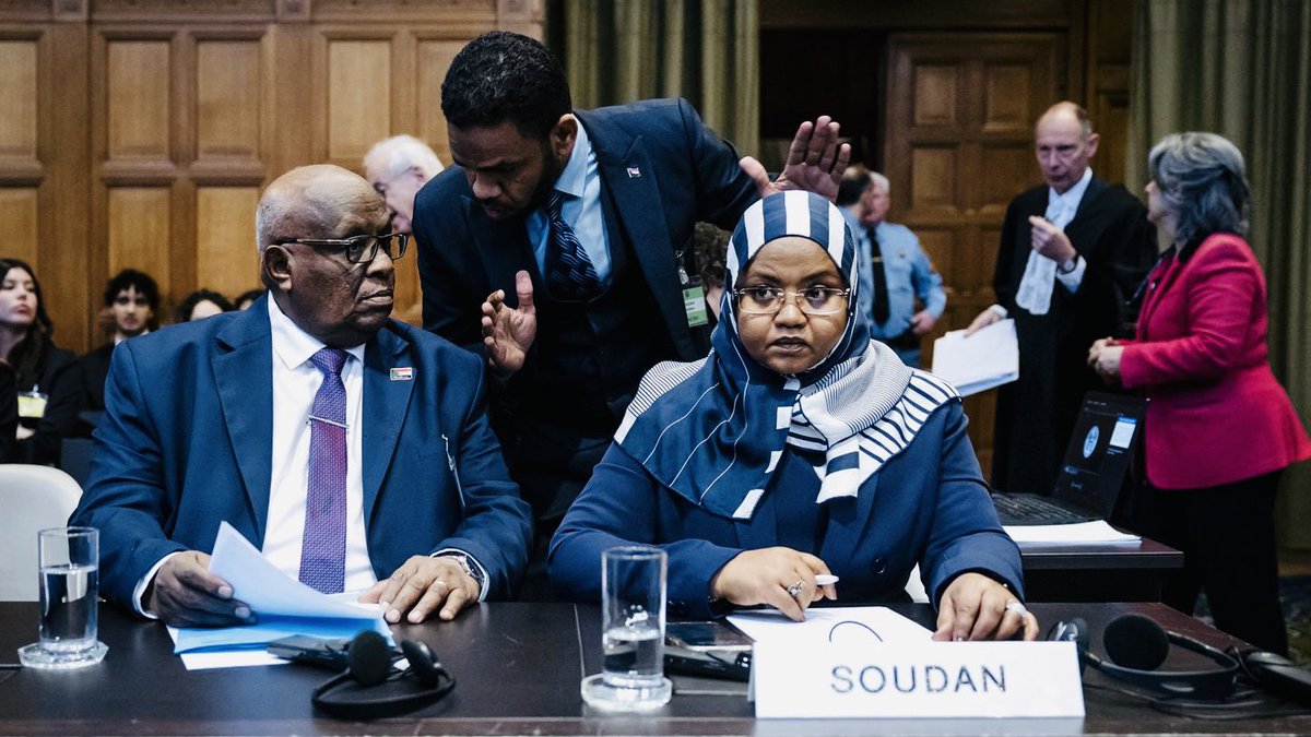 Aleisir's tweet photo. اليوم، قدم السودان قضيته العادلة إلى ساحة القضاء الدولي، أمام أرفع محكمة في العالم. إنه نهج حضاري متقدم في مواجهة دولة الإمارات، التي تلطّخت أياديها بدماء الأبرياء من النساء والأطفال والشباب وكبار السن، وساعدت الميليشيات في ارتكاب المجازر والجرائم ضد الإنسانية، من اغتصاب وتهجير وتشريد وتدمير للبنى التحتية.
إنها لعمري، خطوة تعبّر عن عراقة الشعب السوداني وحضارته الضاربة في عمق التاريخ، حضارة امتدت لآلاف السنين قبل الميلاد، أرادت أن تطمسها دولة لم يظهر كيانها إلى الوجود إلا في عام 1971، ولم يمضِ على تأسيسها سوى أربعة وخمسين عاماً.
وفي السودان، تأسست جامعة الخرطوم عام 1902 باسم كلية غردون التذكارية، بينما كانت الإمارات لا تزال تخطو أولى خطواتها نحو التكوين.
يا لِبساطة التاريخ وحداثة التجربة! حتى في الإجرام، لم تبلغ الإمارات بعدُ مبلغ إخفاء آثار الجريمة، وذلك من فرط حداثة عهدها، في كل شيء، حتى في المآثم وارتكاب الجرائم.
التحية لفريق الخبراء السودانيين ممثلين في لجنة الدعاوى الدولية ضد ميليشيا الدعم السريع المتمردة وقادتها والدول الداعمة لها، والتحية للشعب السوداني العريق.
خالد الإعيسر
الخميس 10 أبريل 2025م