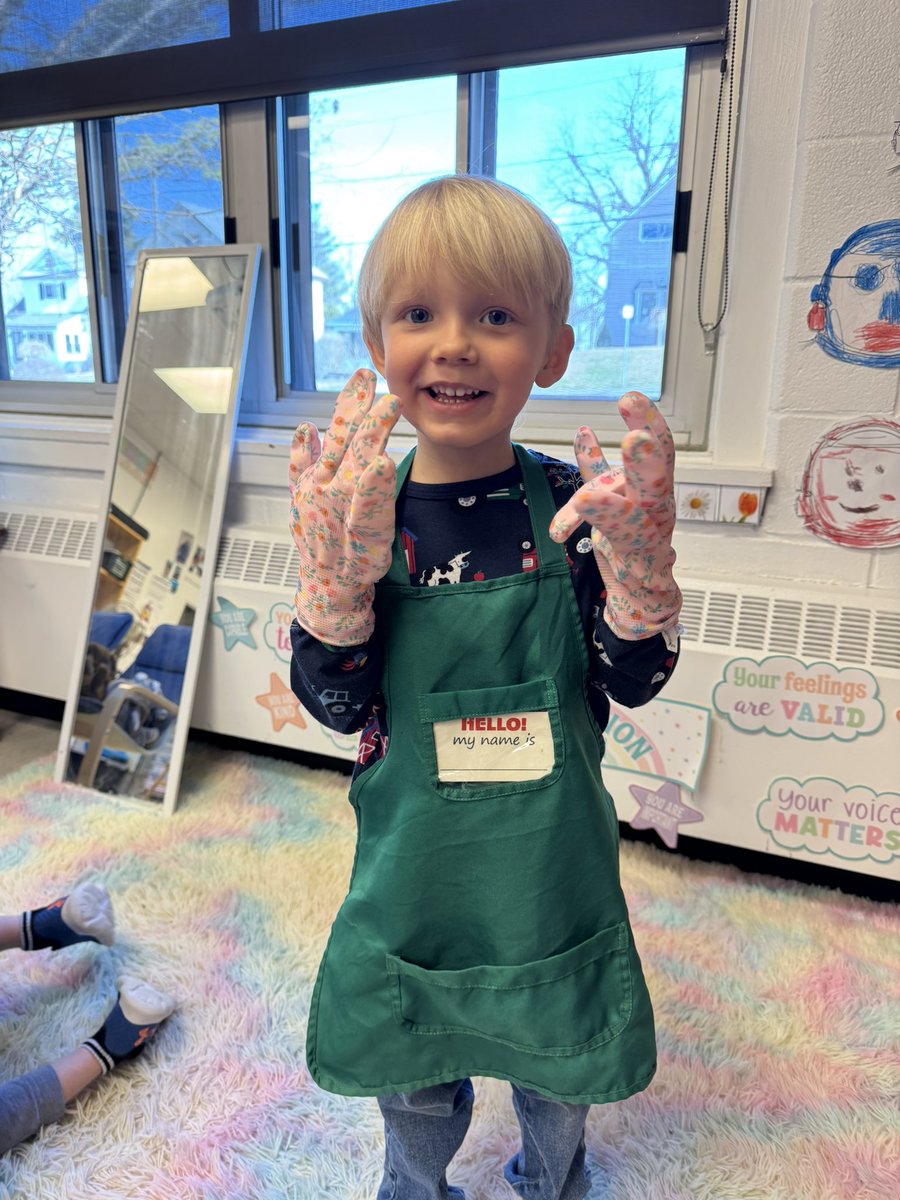 MirandaLapoint9's tweet photo. Having so much fun in the flower shop! @stpatcatholic https://t.co/tq7JtC2ogP