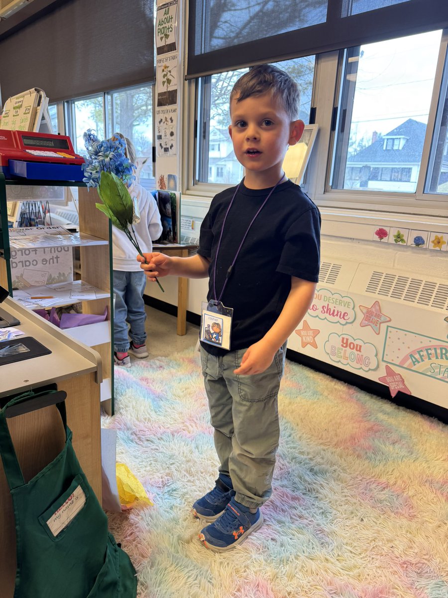 MirandaLapoint9's tweet photo. Having so much fun in the flower shop! @stpatcatholic https://t.co/tq7JtC2ogP