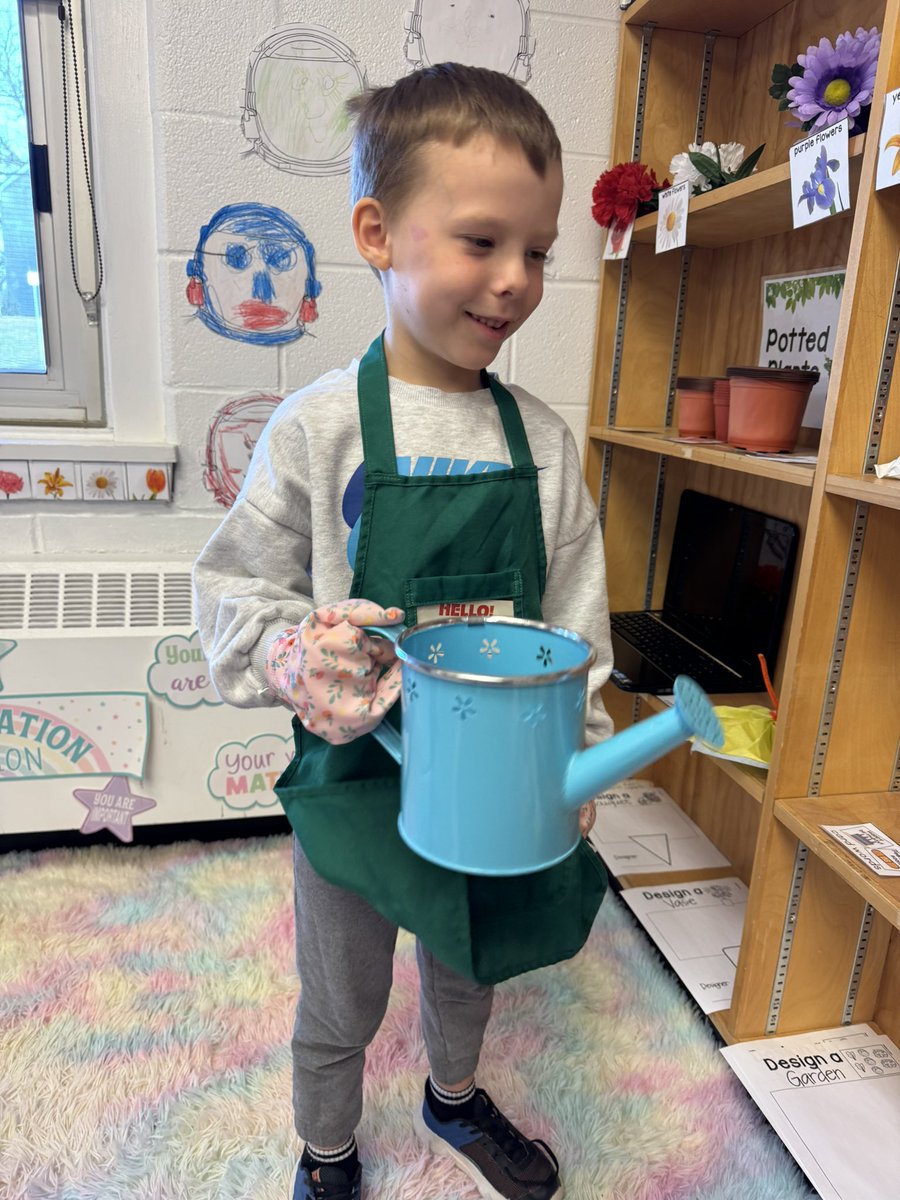MirandaLapoint9's tweet photo. Having so much fun in the flower shop! @stpatcatholic https://t.co/tq7JtC2ogP