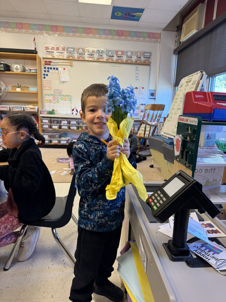 MirandaLapoint9's tweet photo. Having so much fun in the flower shop! @stpatcatholic https://t.co/tq7JtC2ogP