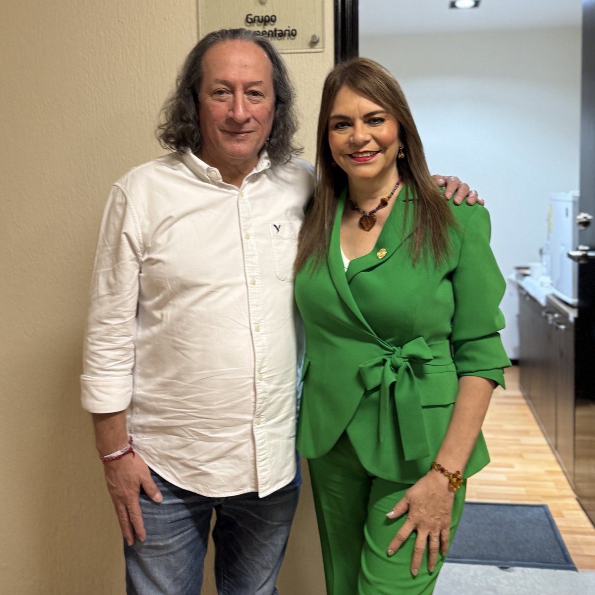 Ayer tuve el gusto de saludar a mi amigo Toño Santos, representante de la Presidenta Claudia Sheinbaum en el estado de Chiapas. 

Le reafirmé mi compromiso con el plan de transformación que impulsa la primera mujer presidenta de México. Su visión y liderazgo son fundamentales