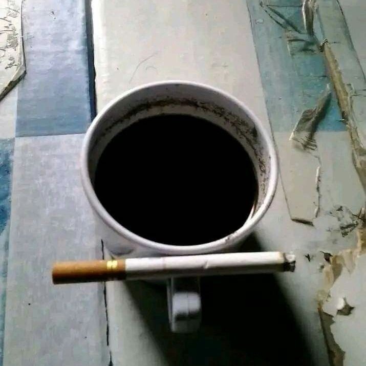 кажется еще немного и меня больше никто никогда не увидит, потому что я пропаду под кучей всяких бумаг. наверное, никогда не перестану удивляться тому сколько тетрадей и книг нужно для учебы...