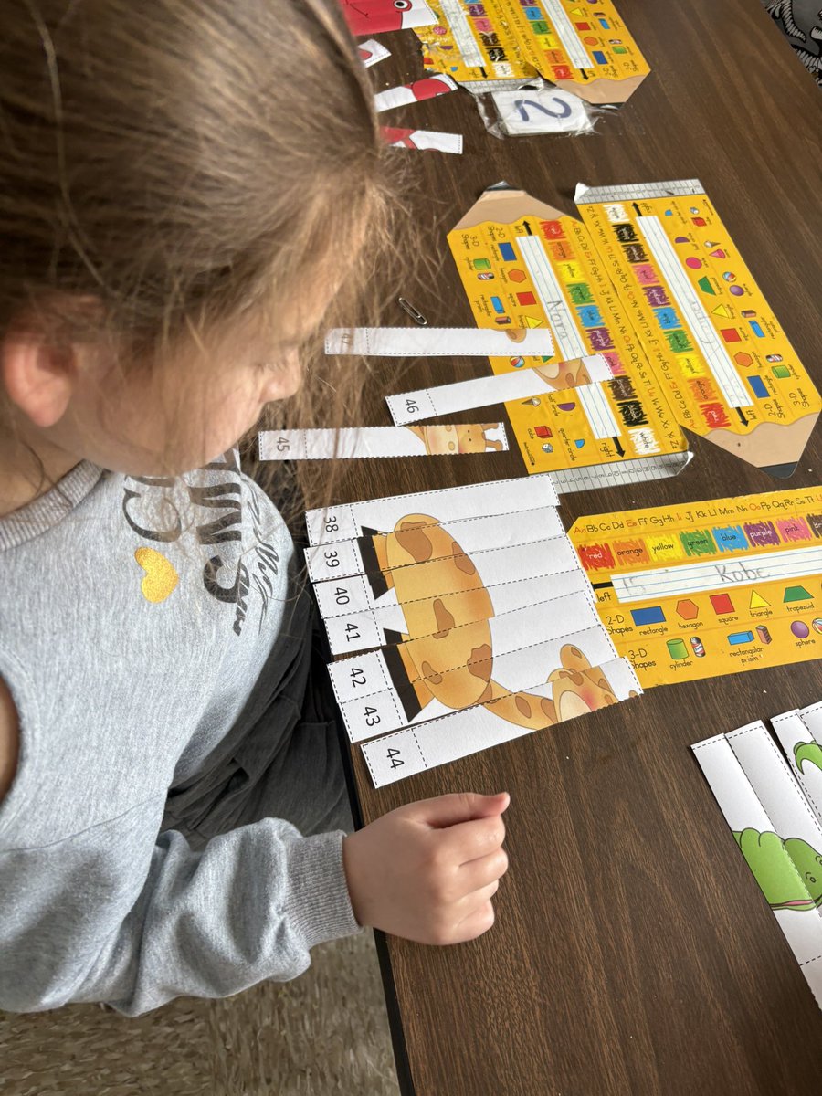 BrexMs's tweet photo. Kindergartners hard at work on number sequencing puzzles—putting numbers in order and mastering the count to 100! Building number sense one piece at a time. 🧩@MTPSpride @NeilLeone29 https://t.co/IuyXx78pCa