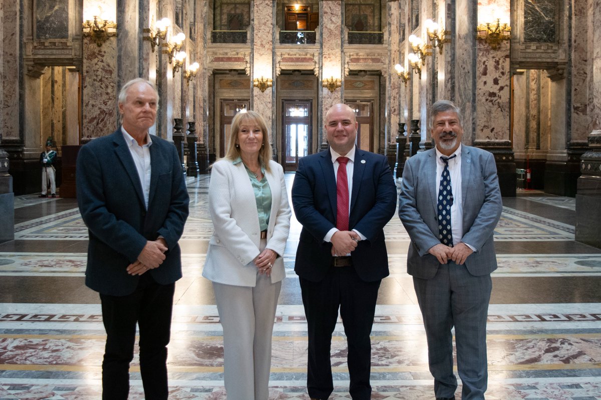 FAOUruguay's tweet photo. 🇺🇾 Hoy, el Representante de @FAOUruguay, @PabloRabczuk, se reunió con la vicepresidenta de Uruguay, @CosseCarolina, para dialogar sobre perspectivas de trabajo conjunto, en especial en áreas vinculadas a la seguridad alimentaria y nutricional en el país. https://t.co/IpwOBiqLWr