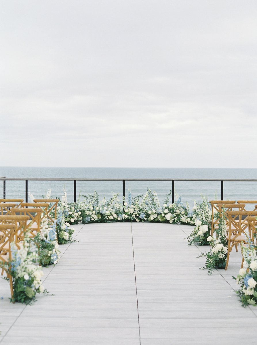 A timeless day for Ashley &amp; Brandon at Gurney’s Montauk 💙 Surrounded by love and classic blue details.

whitewren.com/a-blue-inspire…

Photography @jainekershner

#wedding #bride #weddingphotography #weddinginspiration #weddingday #weddingdecor #weddingorganizer #photooftheday