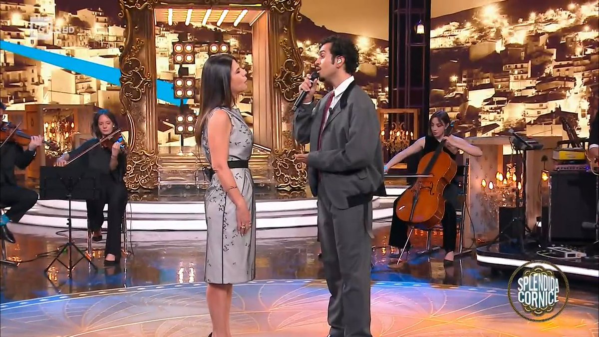 Beni’ intonende unu dillu... #Mahmood a #SplendidaCornice <a href="/GeppiC/">Geppi Cucciari</a>