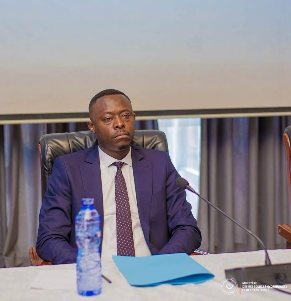 Ludovicmilambo's tweet photo. #RDC: 🚨#Desserte en #eau : #Teddy #Lwamba, le patron des ressources hydrauliques et électricité, lance un atelier sur l’amélioration de l’accès à l’eau potable à Kinshasa.
L’accès à l’eau potable est un enjeu crucial pour le bien-être des populations et le développement socio-économique du pays.
Ce jeudi 10 Avril 2025, le ministre des ressources hydrauliques et de l’électricité, Teddy Lwamba a lancé l’atelier sur le développement de #partenariats #public-#privé (PPP) pour l’amélioration de l'accès à l'eau potable à Kinshasa, un des axes du Président de la République, Felix Antoine TSHISEKEDI, qui a toujours œuvré pour l’amélioration des conditions de vie de la population congolaise.
Objectif, développer une compréhension globale des modèles de partenariat public-privé (PPP) pour la fourniture de services d'eau, d’hygiène et d’assainissement parmi les principales parties prenantes en RDC, et explorer leur applicabilité dans l'élaboration d'un projet proposé visant à accroître l'accès à l’eau, l’hygiène et l’assainissement à Kinshasa, en RDC.
Dans son discours, le ministre Teddy Lwamba a convié tous les participants à plus d’assiduité et d’abnégation pour la réussite de ces deux jours de travaux en vue d’atteindre les résultats attendus de cet atelier, à savoir :
« Une compréhension globale par les parties prenantes des défis actuels de l’approvisionnement en eau à Kinshasa et des solutions potentielles en matière de PPP est développée. »
Bravo nayo muana Mboka!