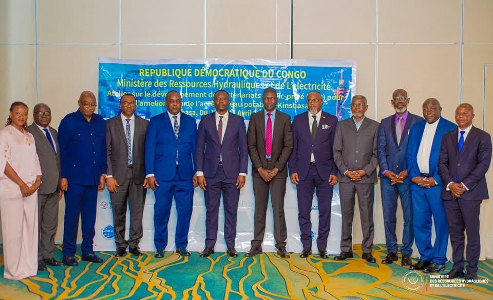 Ludovicmilambo's tweet photo. #RDC: 🚨#Desserte en #eau : #Teddy #Lwamba, le patron des ressources hydrauliques et électricité, lance un atelier sur l’amélioration de l’accès à l’eau potable à Kinshasa.
L’accès à l’eau potable est un enjeu crucial pour le bien-être des populations et le développement socio-économique du pays.
Ce jeudi 10 Avril 2025, le ministre des ressources hydrauliques et de l’électricité, Teddy Lwamba a lancé l’atelier sur le développement de #partenariats #public-#privé (PPP) pour l’amélioration de l'accès à l'eau potable à Kinshasa, un des axes du Président de la République, Felix Antoine TSHISEKEDI, qui a toujours œuvré pour l’amélioration des conditions de vie de la population congolaise.
Objectif, développer une compréhension globale des modèles de partenariat public-privé (PPP) pour la fourniture de services d'eau, d’hygiène et d’assainissement parmi les principales parties prenantes en RDC, et explorer leur applicabilité dans l'élaboration d'un projet proposé visant à accroître l'accès à l’eau, l’hygiène et l’assainissement à Kinshasa, en RDC.
Dans son discours, le ministre Teddy Lwamba a convié tous les participants à plus d’assiduité et d’abnégation pour la réussite de ces deux jours de travaux en vue d’atteindre les résultats attendus de cet atelier, à savoir :
« Une compréhension globale par les parties prenantes des défis actuels de l’approvisionnement en eau à Kinshasa et des solutions potentielles en matière de PPP est développée. »
Bravo nayo muana Mboka!