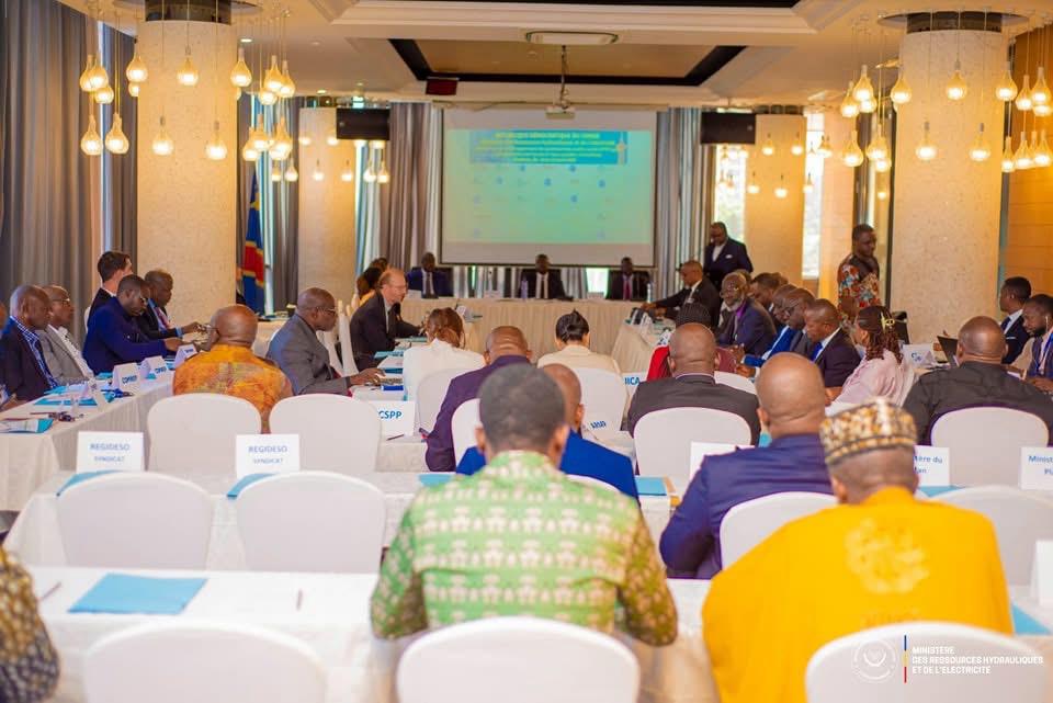 Ludovicmilambo's tweet photo. #RDC: 🚨#Desserte en #eau : #Teddy #Lwamba, le patron des ressources hydrauliques et électricité, lance un atelier sur l’amélioration de l’accès à l’eau potable à Kinshasa.
L’accès à l’eau potable est un enjeu crucial pour le bien-être des populations et le développement socio-économique du pays.
Ce jeudi 10 Avril 2025, le ministre des ressources hydrauliques et de l’électricité, Teddy Lwamba a lancé l’atelier sur le développement de #partenariats #public-#privé (PPP) pour l’amélioration de l'accès à l'eau potable à Kinshasa, un des axes du Président de la République, Felix Antoine TSHISEKEDI, qui a toujours œuvré pour l’amélioration des conditions de vie de la population congolaise.
Objectif, développer une compréhension globale des modèles de partenariat public-privé (PPP) pour la fourniture de services d'eau, d’hygiène et d’assainissement parmi les principales parties prenantes en RDC, et explorer leur applicabilité dans l'élaboration d'un projet proposé visant à accroître l'accès à l’eau, l’hygiène et l’assainissement à Kinshasa, en RDC.
Dans son discours, le ministre Teddy Lwamba a convié tous les participants à plus d’assiduité et d’abnégation pour la réussite de ces deux jours de travaux en vue d’atteindre les résultats attendus de cet atelier, à savoir :
« Une compréhension globale par les parties prenantes des défis actuels de l’approvisionnement en eau à Kinshasa et des solutions potentielles en matière de PPP est développée. »
Bravo nayo muana Mboka!