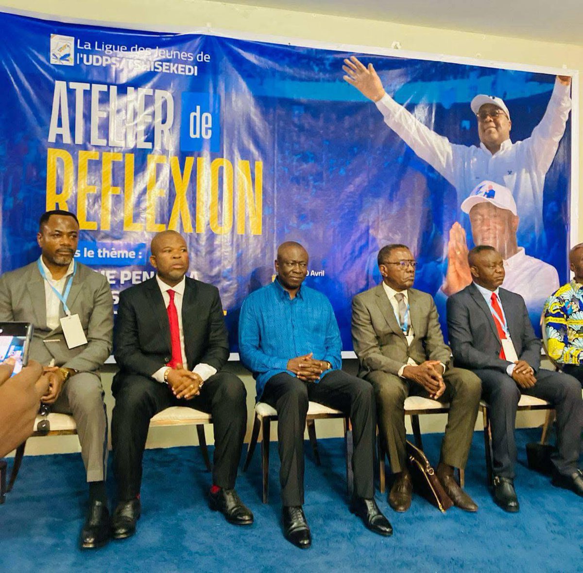 Ludovicmilambo's tweet photo. #RDC: 🚨#Desserte en #eau : #Teddy #Lwamba, le patron des ressources hydrauliques et électricité, lance un atelier sur l’amélioration de l’accès à l’eau potable à Kinshasa.
L’accès à l’eau potable est un enjeu crucial pour le bien-être des populations et le développement socio-économique du pays.
Ce jeudi 10 Avril 2025, le ministre des ressources hydrauliques et de l’électricité, Teddy Lwamba a lancé l’atelier sur le développement de #partenariats #public-#privé (PPP) pour l’amélioration de l'accès à l'eau potable à Kinshasa, un des axes du Président de la République, Felix Antoine TSHISEKEDI, qui a toujours œuvré pour l’amélioration des conditions de vie de la population congolaise.
Objectif, développer une compréhension globale des modèles de partenariat public-privé (PPP) pour la fourniture de services d'eau, d’hygiène et d’assainissement parmi les principales parties prenantes en RDC, et explorer leur applicabilité dans l'élaboration d'un projet proposé visant à accroître l'accès à l’eau, l’hygiène et l’assainissement à Kinshasa, en RDC.
Dans son discours, le ministre Teddy Lwamba a convié tous les participants à plus d’assiduité et d’abnégation pour la réussite de ces deux jours de travaux en vue d’atteindre les résultats attendus de cet atelier, à savoir :
« Une compréhension globale par les parties prenantes des défis actuels de l’approvisionnement en eau à Kinshasa et des solutions potentielles en matière de PPP est développée. »
Bravo nayo muana Mboka!