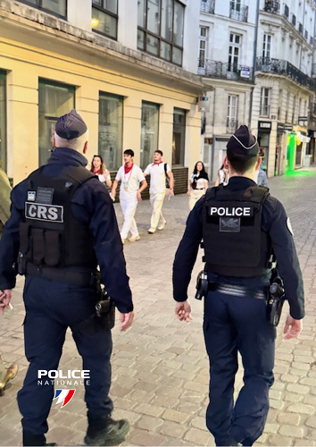 PoliceNat44's tweet photo. #Protéger| Ce soir, nos policiers sont déployés pour assurer votre sécurité et prévenir tout débordement lors du grand #Barathon de #Nantes.
🚰Hydratez-vous avec de l'eau
🍻Maîtrisez votre consommation d'alcool
📱Signalez nous tout comportement inapproprié ou  individu agressif https://t.co/xXzJbYfS6I
