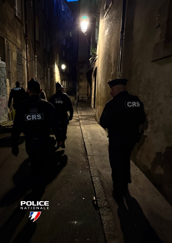 PoliceNat44's tweet photo. #Protéger| Ce soir, nos policiers sont déployés pour assurer votre sécurité et prévenir tout débordement lors du grand #Barathon de #Nantes.
🚰Hydratez-vous avec de l'eau
🍻Maîtrisez votre consommation d'alcool
📱Signalez nous tout comportement inapproprié ou  individu agressif https://t.co/xXzJbYfS6I