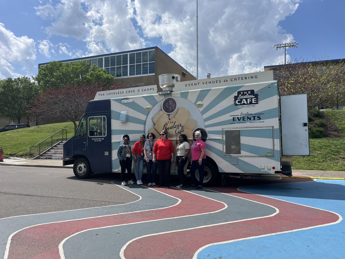 MNPSLibraries's tweet photo. It was a great day for a biscuit party!Seventh graders at Rose Park Middle had the highest percent of completions in the Books for Biscuits challenge and won a biscuit party!📚@LovelessCafe @roseparktitans @MetroSchools @zoobeanreads #MNPSReads https://t.co/N5WAHTdIsu