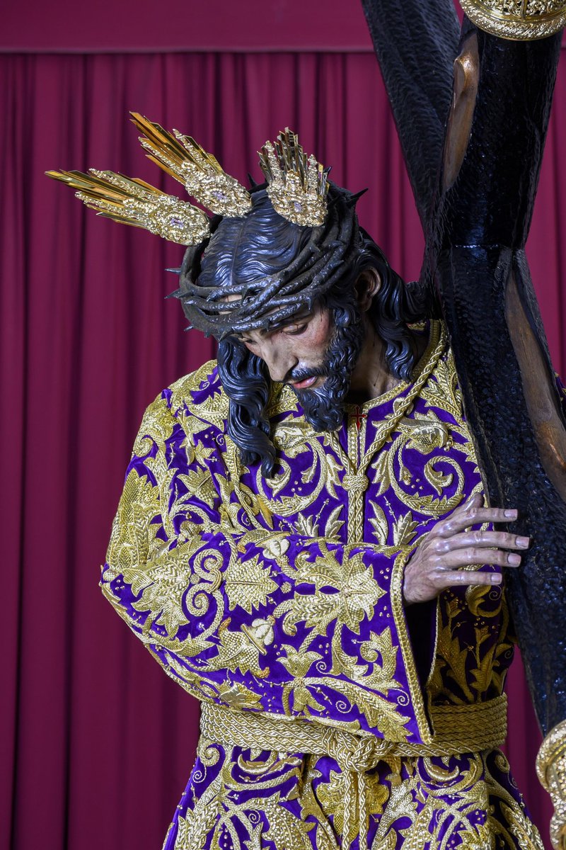 El Nazareno de Alcalá de Guadaíra <a href="/jesusdealcala/">Hermandad de Jesús</a>
con la nueva túnica donada por los hermanos y devotos.  Fotos: Gonzalo Álvarez