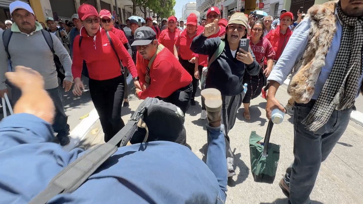 Sonny_Figueroa's tweet photo. Integrantes del sindicato de Joviel Acevedo agredieron en varias ocasiones a mi colega @marvindelcid 

El hombre con gorra negra empujó a Marvin cuando estaba de espaldas y nos amenazó. https://t.co/V7HJCdeTC8