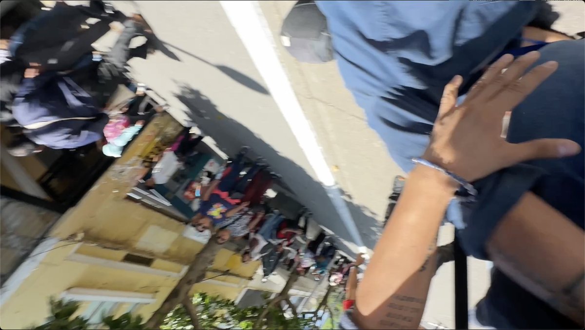 Sonny_Figueroa's tweet photo. Integrantes del sindicato de Joviel Acevedo agredieron en varias ocasiones a mi colega @marvindelcid 

El hombre con gorra negra empujó a Marvin cuando estaba de espaldas y nos amenazó. https://t.co/V7HJCdeTC8
