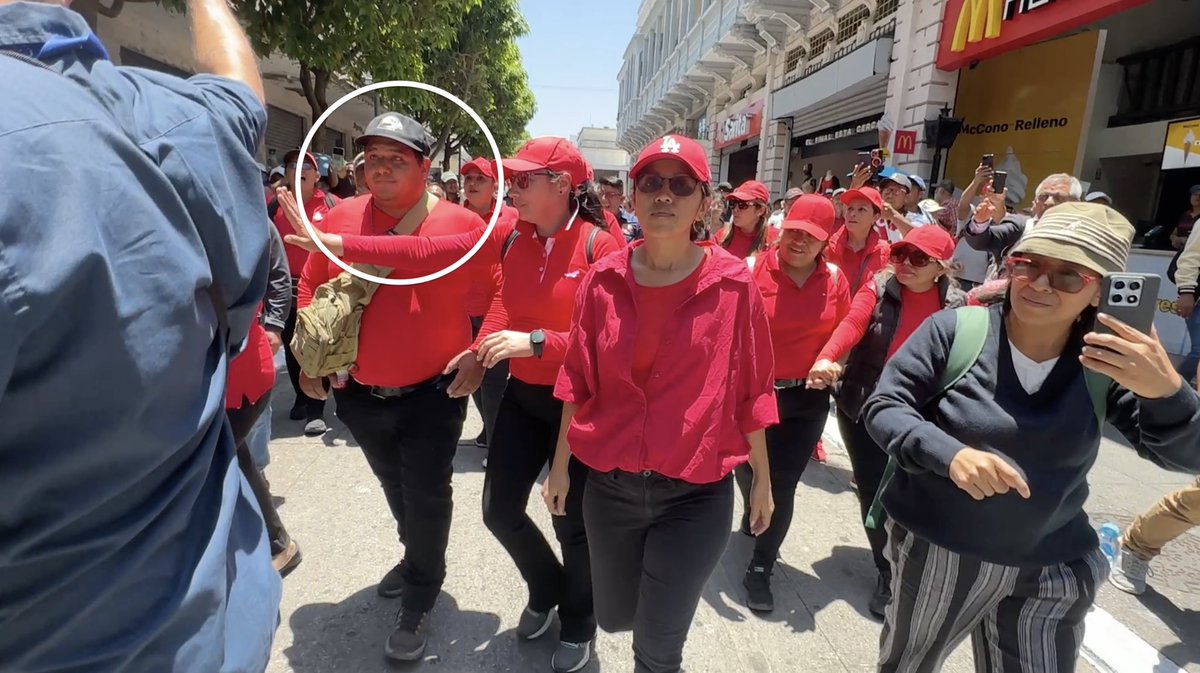 Sonny_Figueroa's tweet photo. Integrantes del sindicato de Joviel Acevedo agredieron en varias ocasiones a mi colega @marvindelcid 

El hombre con gorra negra empujó a Marvin cuando estaba de espaldas y nos amenazó. https://t.co/V7HJCdeTC8