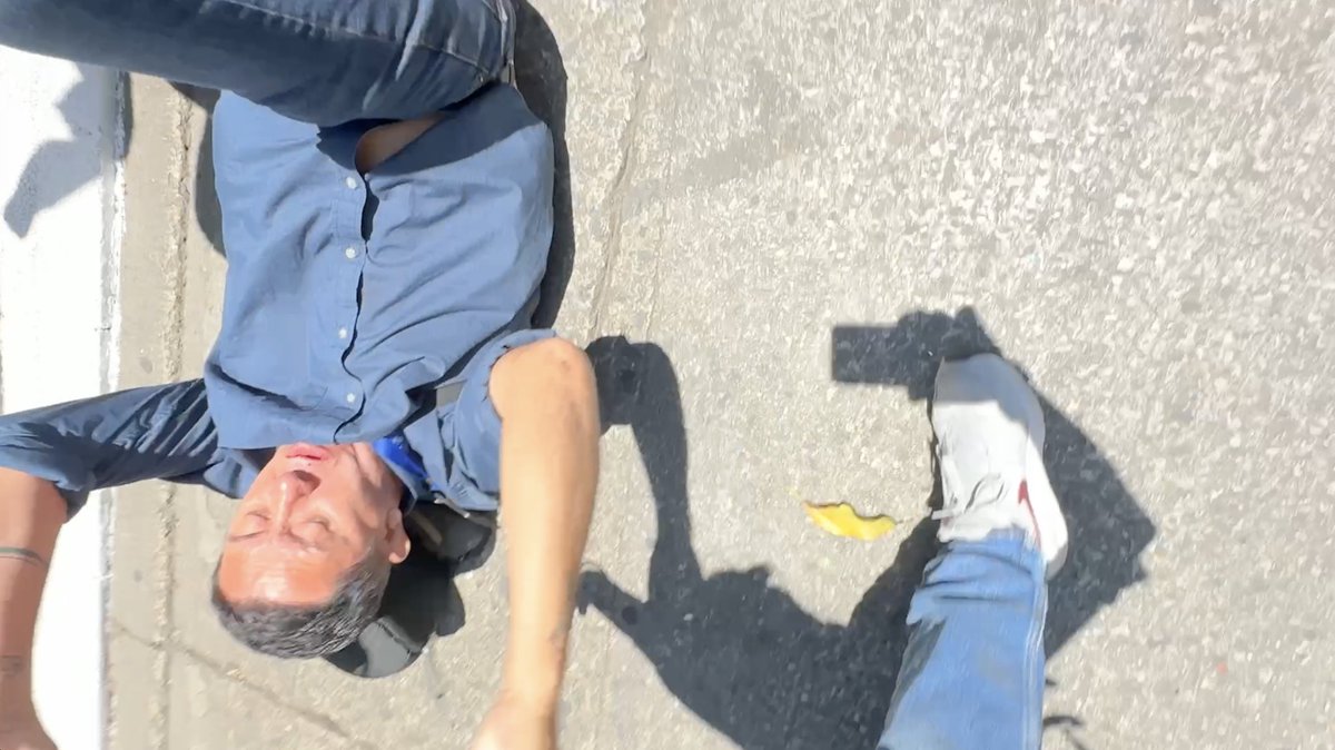 Sonny_Figueroa's tweet photo. Integrantes del sindicato de Joviel Acevedo agredieron en varias ocasiones a mi colega @marvindelcid 

El hombre con gorra negra empujó a Marvin cuando estaba de espaldas y nos amenazó. https://t.co/V7HJCdeTC8