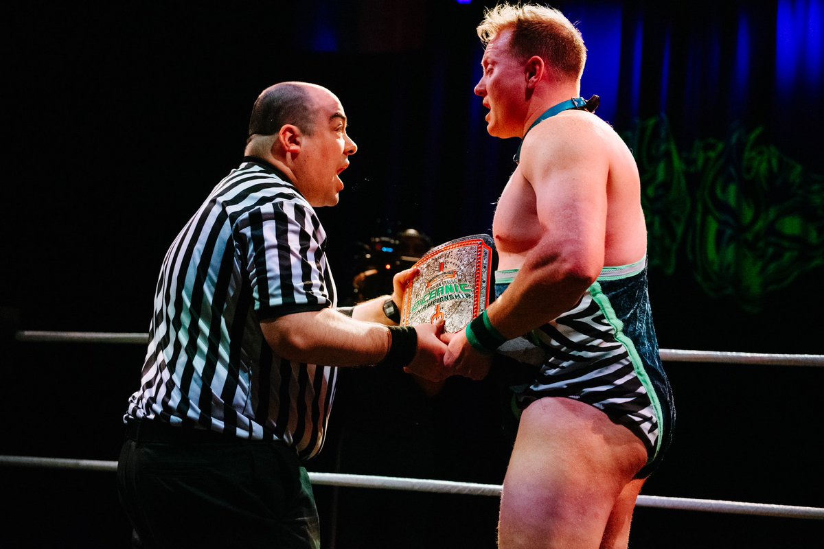 Referee Danny Marks tweet media