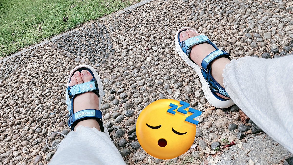 最近天气不错，太适合穿凉鞋出门玩啦~😏😏
（最近拍了好多图，更新可能频繁一点儿🥺但浏览量不是很多诶，也就一千出头，可以帮忙多转转推嘛w）
#凉鞋 #裸足