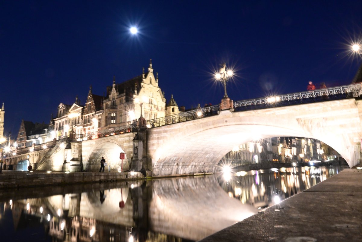 johan_klos's tweet photo. Goedenavond even wat #nachtfoto's gemaakt in #gent even geen #statief bij me moest wat verzinnen met de bijna #Vollemaan erbij echt een #aanrader om het een keer te doen als je er ben #camera.nl #weerfoto #blauweuurtje #nikon https://t.co/fgJwnK6jh0