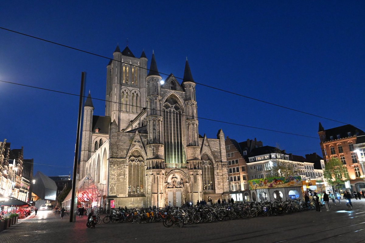 johan_klos's tweet photo. Goedenavond even wat #nachtfoto's gemaakt in #gent even geen #statief bij me moest wat verzinnen met de bijna #Vollemaan erbij echt een #aanrader om het een keer te doen als je er ben #camera.nl #weerfoto #blauweuurtje #nikon https://t.co/fgJwnK6jh0